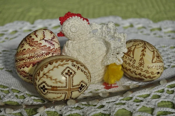 Wielkanoc. Symbole Bożego Narodzenia. Królik, kurczak i jaja. Gałązka wierzby. — Zdjęcie stockowe
