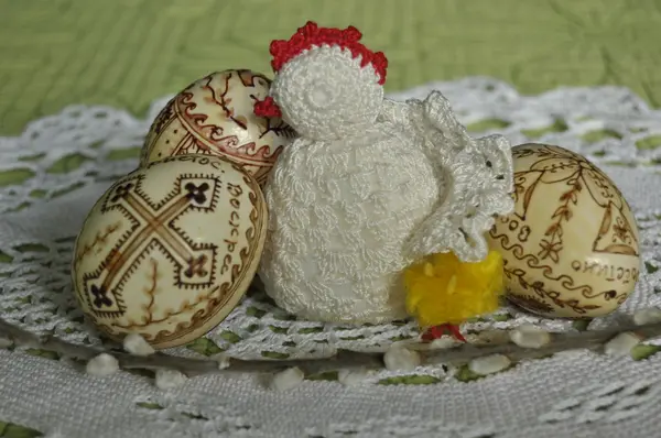 Easter. Symbols of Christmas. Rabbit, chicken and eggs. Willow twig. — Stock Photo, Image