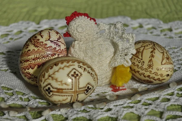 Semana Santa. Símbolos de Navidad. Conejo, pollo y huevos. Ramita de sauce . —  Fotos de Stock