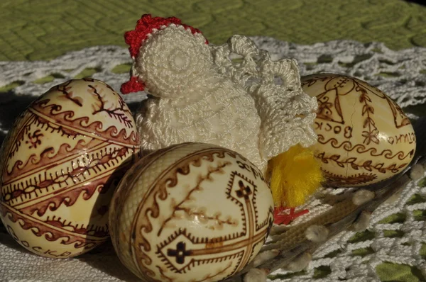 Páscoa. Símbolos do Natal. Coelho, galinha e ovos. Galho de salgueiro . — Fotografia de Stock