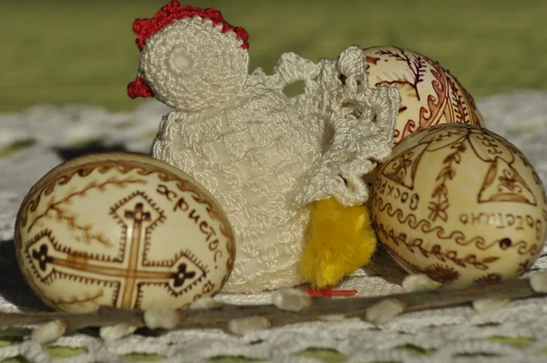 Pasqua. Simboli del Natale. Coniglio, pollo e uova. Ramoscello di salice . — Foto Stock