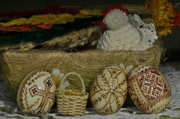 Easter. Symbols of Christmas. Rabbit, chicken and eggs. Willow twig. — Stock Photo, Image