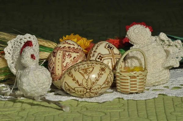 Wielkanoc. Symbole Bożego Narodzenia. Królik, kurczak i jaja. Gałązka wierzby. — Zdjęcie stockowe