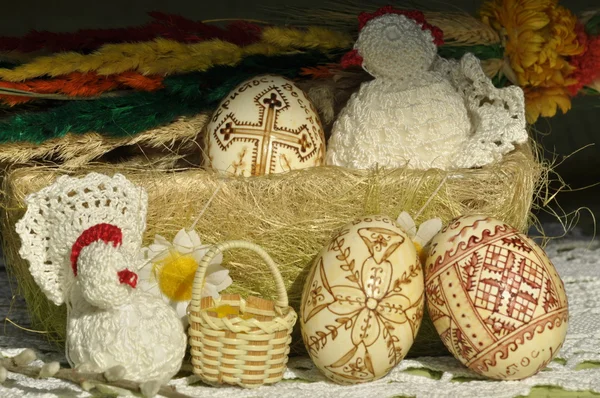 Pasqua. Simboli del Natale. Coniglio, pollo e uova. Ramoscello di salice . — Foto Stock