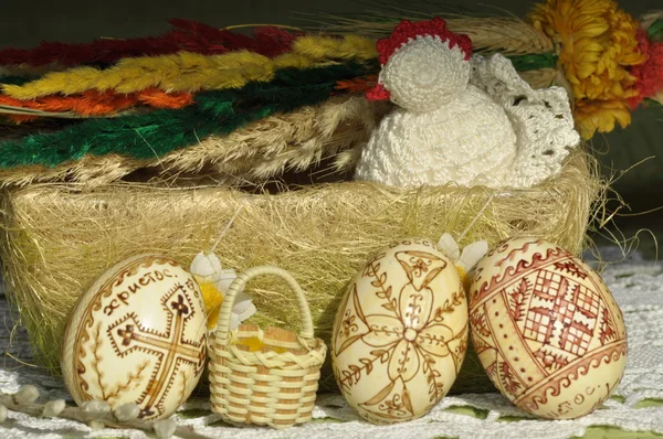 Pasqua. Simboli del Natale. Coniglio, pollo e uova. Ramoscello di salice . — Foto Stock