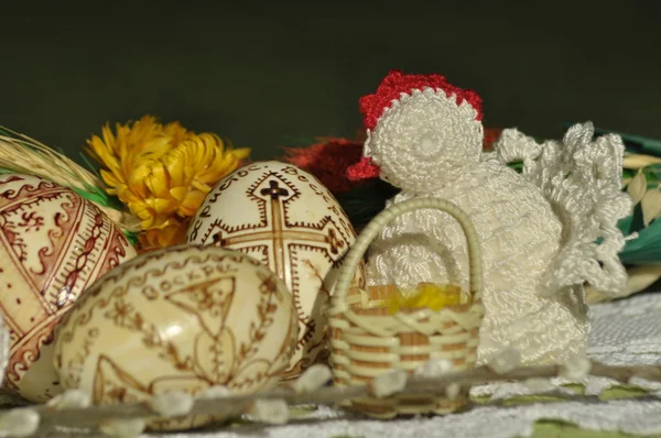 Pasqua. Simboli del Natale. Coniglio, pollo e uova. Ramoscello di salice . — Foto Stock