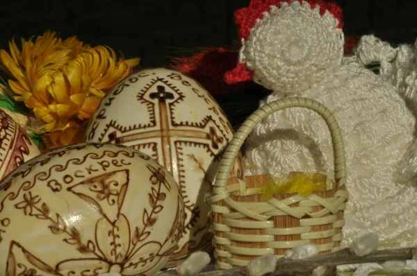 Páscoa. Símbolos do Natal. Coelho, galinha e ovos. Galho de salgueiro . — Fotografia de Stock