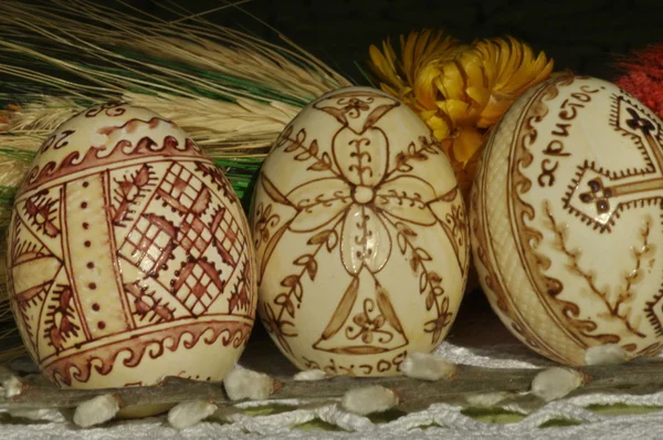 Pasqua. Simboli del Natale. Coniglio, pollo e uova. Ramoscello di salice . — Foto Stock