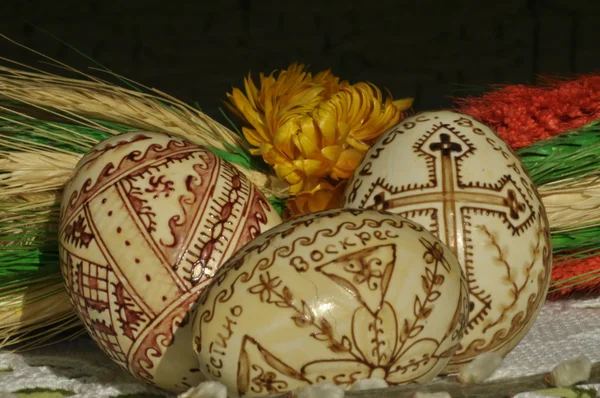 Easter. Symbols of Christmas. Rabbit, chicken and eggs. Willow twig. — Stock Photo, Image