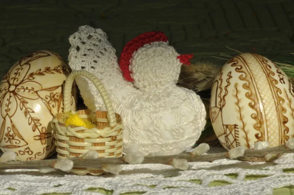 Semana Santa. Símbolos de Navidad. Conejo, pollo y huevos. Ramita de sauce . — Foto de Stock