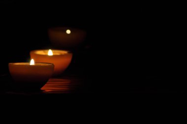 Lamba, mum karanlıkta parlayan. Challis alev. Sanatsal kompozisyon. Aydınlatma.