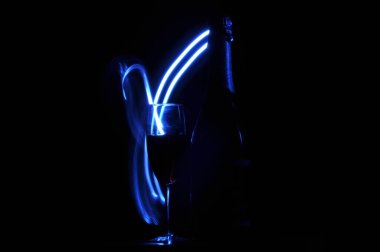 New Year's Eve şampanya. Fajerwerek fişekleri. Yılbaşı selamlar. Mutluluk ve eğlenceli.