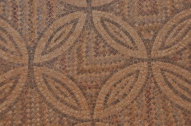 Ziyaretçiler, antik sanatçılık ve zanaatkarlığı yansıtan, sıcak, toprak renklerinde güzel geometrik tasarımlar sergileyen karmaşık mozaik zemine hayranlık duyuyorlar. Bu site zengin tarihsel önemi gözler önüne seriyor.