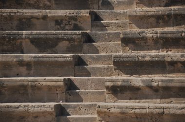 Aşınmış taş basamaklar tarihi ve yaşı yansıtıyor. Gölgeler de dokuları vurguluyor. Güneş ışığı bu tarihi yerde sıcak bir atmosfer yaratır. Keşif ve hayranlık uyandırır..