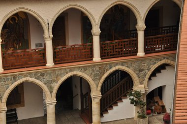 Ziyaretçiler tarihi bir binanın avlusundaki güzel kemerlere ve ayrıntılı sanat eserlerine hayran. Mekan sakin, gösterişli karmaşık bir mimari ve hoş bir atmosfer..