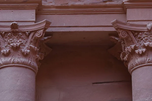 Çok güzel oyulmuş iki sütun, kumtaşlarıyla çevrili antik bir arkeolojik alanda çiçek desenleri ve süslü özellikler sergiliyor. Yapılar mükemmel işçiliği yansıtıyor..