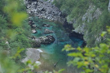 Bereketli yeşilliklerle çevrili kayalık bir arazide, sakin bir günde büyüleyici turkuaz sularda güzel bir nehir akar. Doğa bu huzurlu ortamda gelişiyor..