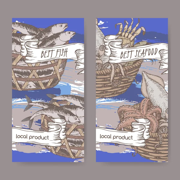 Дві етикетки з кольоровою рибою та кошиками з морепродуктів на синьому . — стоковий вектор