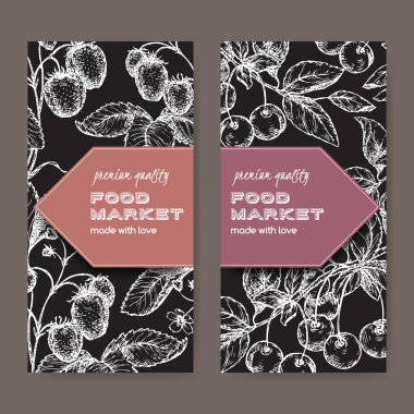 Kiraz ve çilek siyah arka plan üzerine sahip iki etiketi.