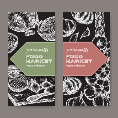 Siyah arka plan üzerine soğan ve sarımsak ile iki etiket kroki.