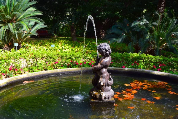 Malaga 'daki La Concepcin Botanik Bahçesindeki Triton Çeşmesi