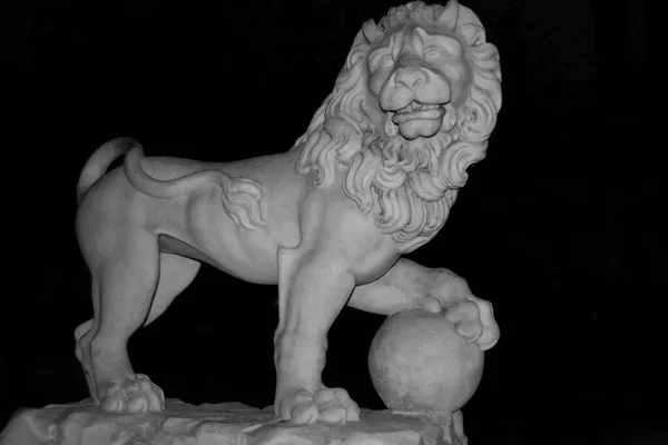 Sevilla, İspanya; 10 / 10 / 2020: Karanlıktaki aslan heykeli