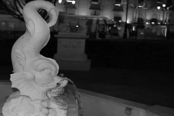 Seville, İspanya; 10 / 10 / 2020: Balık heykeli ile çeşme.