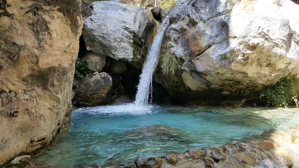 Καταρράκτης Στον Ποταμό Frigiliana Μεταξύ Των Βουνών — Φωτογραφία Αρχείου