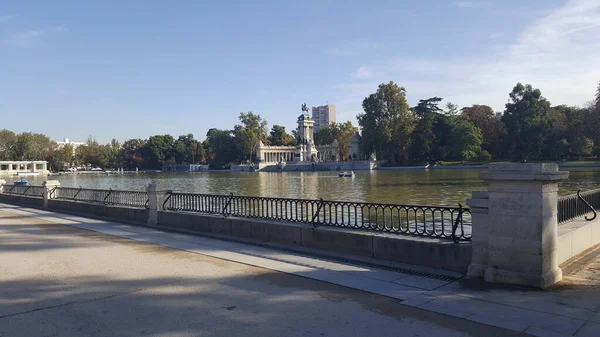 Arkasında tekneler olan Retiro Park 'ın panoramik fotoğrafları.