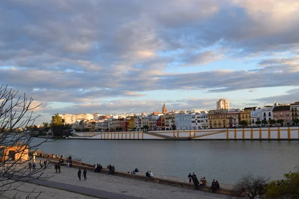 Sevilla Espana 2016 Människor Går Floden Guadalquivir Med Stadsdelen Triana — Stockfoto