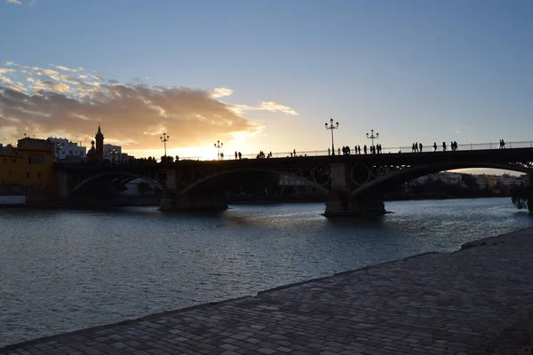Triana Köprüsü Sevilla 'da gün batımında