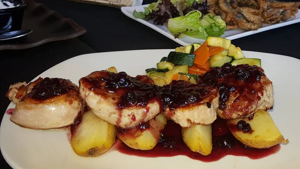 Restoranda yaban mersini reçelli sığır filetosu