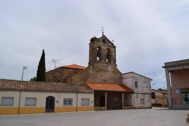 Kasabanın ana meydanındaki Topas Kilisesi