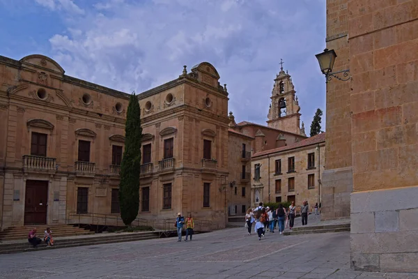 Salamanca, Espaa: 05-04-2017: Salamanca kentindeki Plaza Anaya tipik ortaçağ sokağı