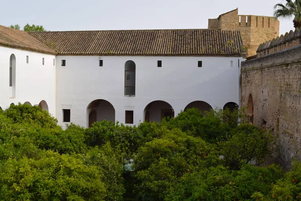 Cordoba, Espaa: 04-01-2021: Alcazar de los Reyes Cristianos 'un portakal ağaçlarının avlusu