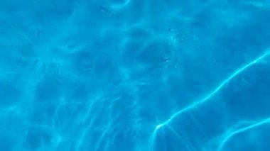 Kavram: Göldeki suyun sakinliği, çeşme ve göl, güneşin sudaki ışık dalgalarındaki yansıması. arka plan için özel