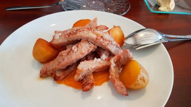 Patates ve balkabağı kremalı biftek lokantası. Aile töreni için akşam yemeği..