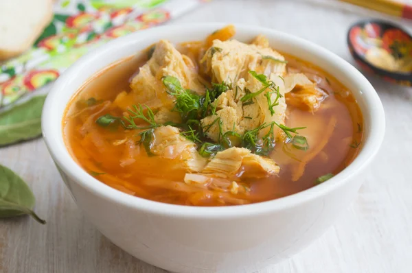 Sopa de verduras tradicional con pollo — Foto de Stock