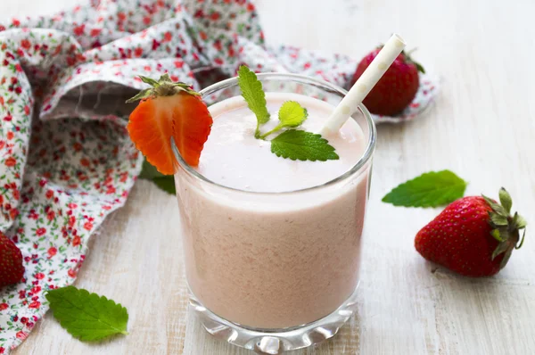 Fotos milkshake com morangos e um raminho de hortelã — Fotografia de Stock