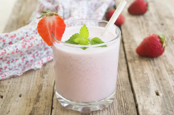 Fotos Milchshake mit Erdbeeren und einem Zweig Minze — Stockfoto