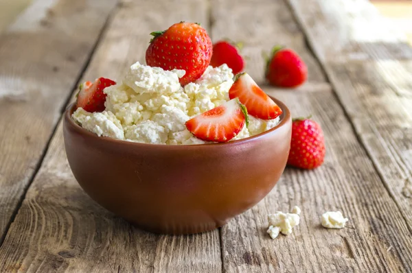 Homemade cottage cheese and strawberries — Stock Photo, Image