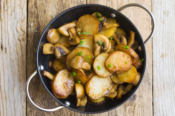 프라이 팬에 버섯과 튀긴된 감자 — 스톡 사진