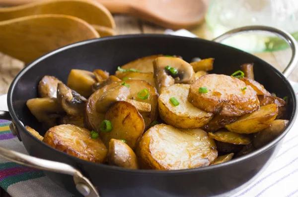 Fried potatoes with mushrooms in a frying pan — Stock Photo, Image