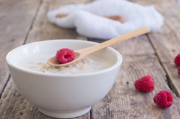 Una colazione sana. Porridge di latte con lamponi — Foto Stock