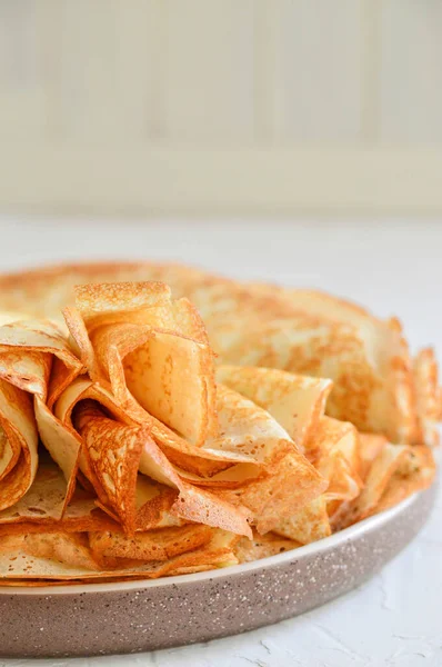 Crepes Tradicionales Rusos Blini Apilados Plato Blanco Sobre Fondo Claro — Foto de Stock