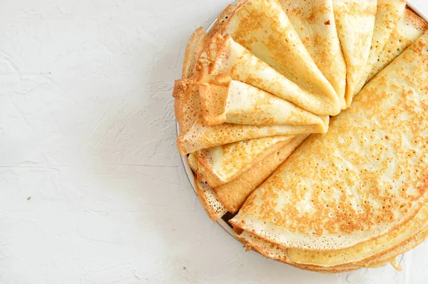 Crepes Tradicionales Rusos Blini Apilados Plato Blanco Sobre Fondo Claro — Foto de Stock