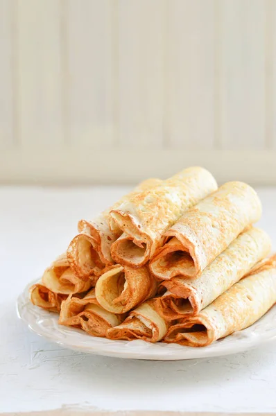 Traditionella Ryska Crepes Blini Staplade Vit Platta Ljus Bakgrund Maslenitsa — Stockfoto