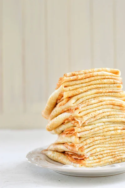 Traditionella Ryska Crepes Blini Staplade Vit Platta Ljus Bakgrund Maslenitsa — Stockfoto