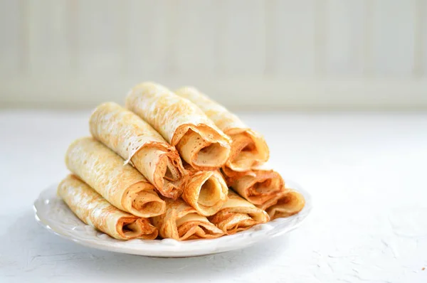 Crepes Tradicionales Rusos Blini Apilados Plato Blanco Sobre Fondo Claro —  Fotos de Stock