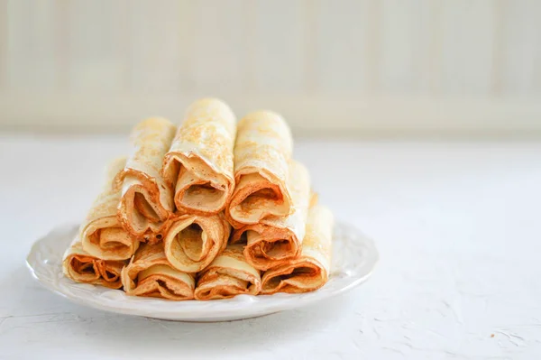 Traditionella Ryska Crepes Blini Staplade Vit Platta Ljus Bakgrund Maslenitsa — Stockfoto